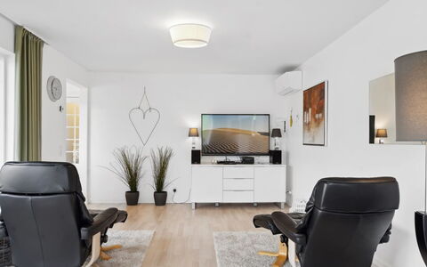Edo - 575M from the Sea: Mueble, Diseño De Interiores, Piso, Suelo, Techo, Habitación, Silla, Mesa, Departamento, Cocina Y Comedor Mesa