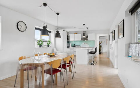 Edo - 575M from the Sea: Mueble, Diseño De Interiores, Piso, Suelo, Techo, Habitación, Silla, Mesa, Departamento, Cocina Y Comedor Mesa