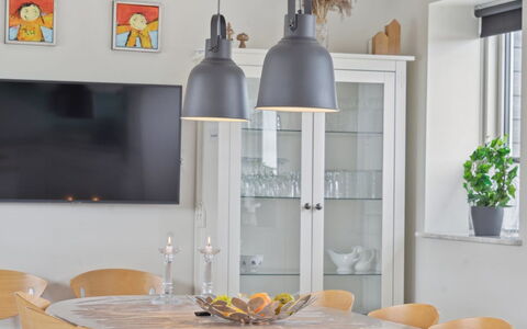 Edo - 575M from the Sea: Mueble, Diseño De Interiores, Piso, Suelo, Techo, Habitación, Silla, Mesa, Departamento, Cocina Y Comedor Mesa