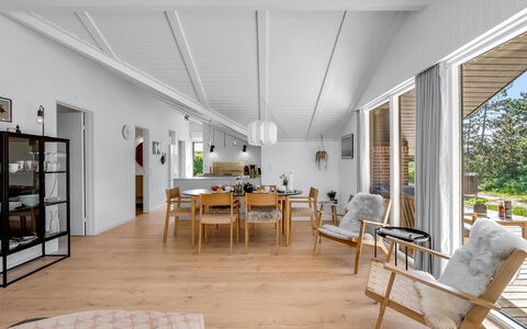 Tilda - 900M from the Sea: Mueble, Diseño De Interiores, Piso, Suelo, Techo, Habitación, Silla, Mesa, Departamento, Cocina Y Comedor Mesa