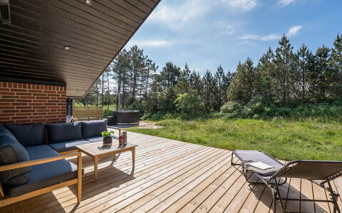 Tilda - 900M from the Sea: Mueble, Diseño De Interiores, Piso, Suelo, Techo, Habitación, Silla, Mesa, Departamento, Cocina Y Comedor Mesa