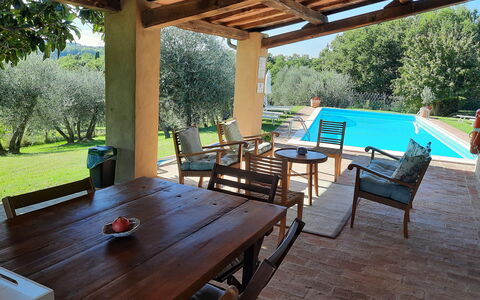 Villa San Giovanni: Mesa, Propiedad, Planta, Mueble, Madera, Diseño De Interiores, Sombra, Árbol, Mueble Para Exteriores, Cabaña