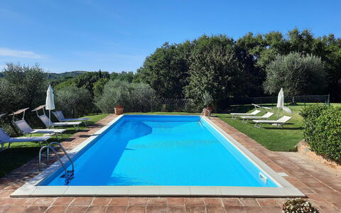 Villa San Giovanni: Agua, Planta, Cielo, Piscina, Azur, Rectángulo, Sombra, Árbol, Hierba, Ocio