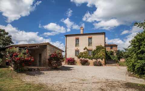 Villa San Giovanni: Nube, Cielo, Planta, Flor, Edificio, Ventana, Puerta, Casa, Cabaña, Árbol