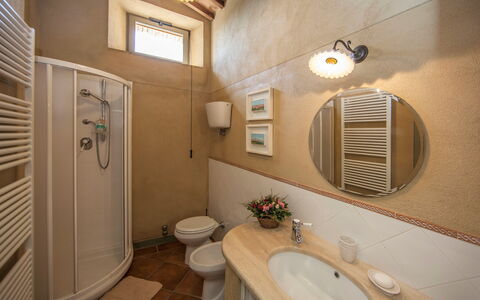 Villa San Giovanni: Marrón, Espejo, Lavabo, Propiedad, Grifo, Lavabo Del Baño, Arreglo De Tubería, Diseño De Interiores, Baño, Arquitectura