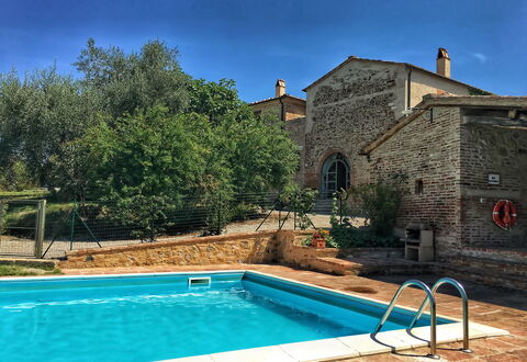 Villa San Giovanni: Cielo, Agua, Planta, Propiedad, Edificio, Azur, Ventana, Piscina, Árbol, Rectángulo