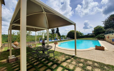 Villa Delle Palme: Cielo, Nube, Agua, Planta, Piscina, Sombra, Mueble Para Exteriores, Paraguas, Árbol, Edificio