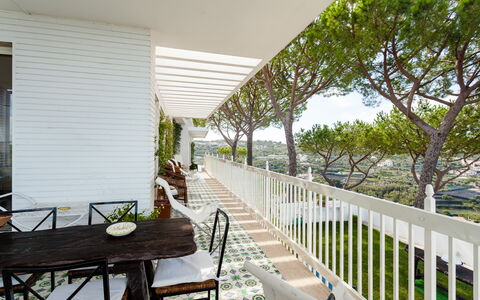 Villa Il Sole Di Sorrento: Propiedad, Edificio, Planta, Mesa, Sombra, Madera, Porche, Mueble Para Exteriores, Árbol, Maceta