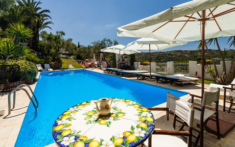 Villa Il Sole Di Sorrento: Propiedad, Planta, Cielo, Mueble, Agua, Paraguas, Azur, Piscina, Edificio, Silla
