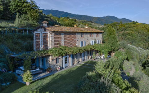 Villa Marlia: Planta, Edificio, Ventana, Cielo, Árbol, Montaña, Casa, Paisaje Natural, Paisaje, Hierba