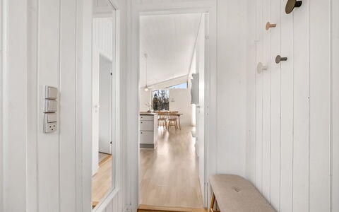 Krum - 250M from the Sea: Madera, Techo, Arquitectura, Casa, Casa, Cabaña, Vía Muerta, Madera Dura, Pendiente, Inmuebles
