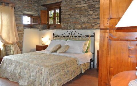 Casale Della Torre: Propiedad, Mueble, Ventana, Comodidad, Edificio, Madera, Marco De La Cama, Cajón, Lámpara, Diseño De Interiores