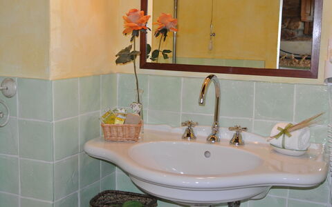 Casale Della Torre: Espejo, Grifo, Lavabo, Arreglo De Tubería, Propiedad, Flor, Fotografía, Planta, Lavabo Del Baño, Baño