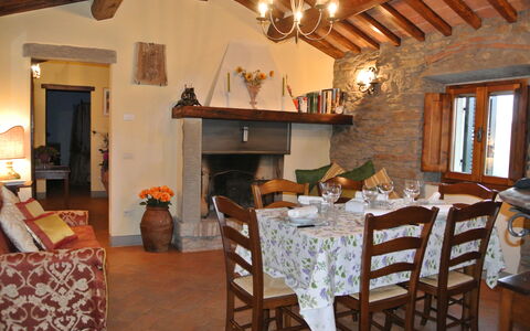 Casale Della Torre: Mueble, Mesa, Silla, Ventana, Madera, Encendiendo, Arquitectura, Suelo, Pared, Edificio