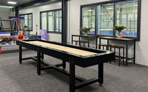 De Parel: Mesa, Mueble, Ventana, Rectángulo, Edificio, Madera, Diseño De Interiores, Suelo, Piso