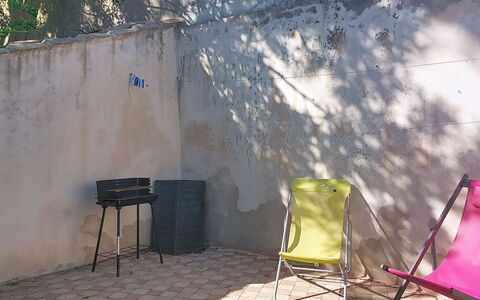 La Boirie: Mueble, Mueble Para Exteriores, Material Compuesto, Silla, Hormigón, Patio Interior, Yarda, Manchas De Madera, Losa, Silla Plegable