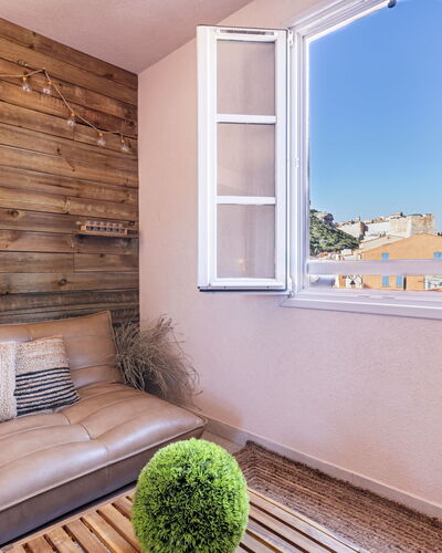 Odeva: Propiedad, Ventana, Mueble, Planta, Madera, Diseño De Interiores, Sofá, Arquitectura, Sombra, Rectángulo