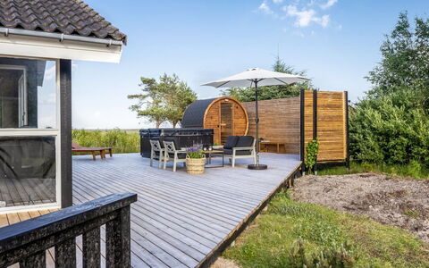 Griselda - 400M from the Sea: Madera, Casa, Porche, Cubierta, Madera Dura, Techo, Manchas De Madera, Suelos De Madera, Eco Hotel