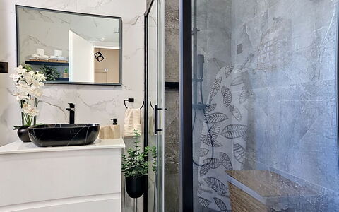 Id&La: Diseño De Interiores, Arreglo De Tubería, Piso, Baño, Mueble De Baño, Suelo, Espejo, Plomería, Grifo, Loseta
