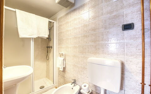 Incanto Walser Apartments Testa: Grifo, Arreglo De Tubería, Lavabo, Edificio, Lavabo Del Baño, Baño, Encendiendo, Diseño De Interiores, Arquitectura