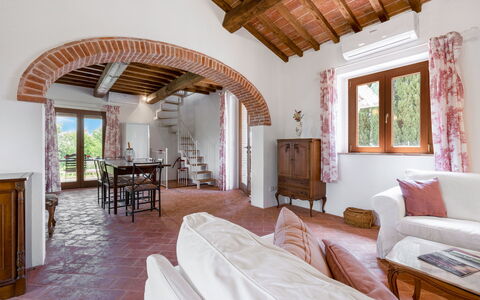 Vineyard’s Cottage With Pool, Ac, Wifi - Siena: Mesa, Mueble, Edificio, Madera, Ventana, Silla, Diseño De Interiores, Marco, Comodidad, Suelo
