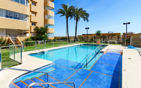 Fuengirola 605: Agua, Edificio, Cielo, Planta, Ventana, Piscina, Azur, Árbol, Sombra, Casa