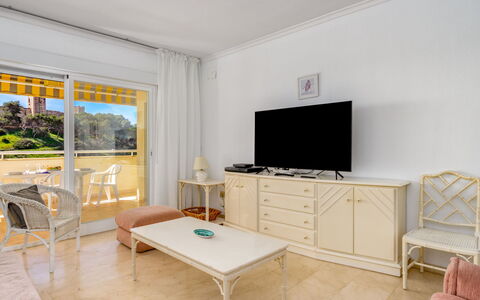 Fuengirola 605: Mueble, Propiedad, Comodidad, Televisión, Mesa, Sala, Diseño De Interiores, Madera, Suelo, Piso