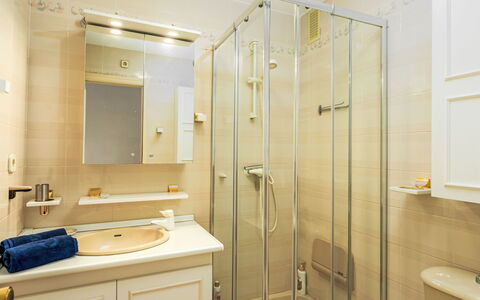 Fuengirola 605: Espejo, Propiedad, Arreglo De Tubería, Lavabo, Grifo, Puerta De La Ducha, Baño, Edificio, Diseño De Interiores