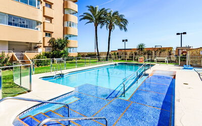 Fuengirola 605: Agua, Cielo, Edificio, Ventana, Planta, Piscina, Azur, Árbol, Sombra, Condominio