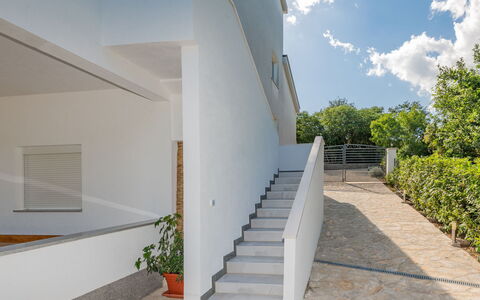 Villa Dalmatina: Pared, Arquitectura, Pretil, Material Compuesto, Escalera, Balcón, Hormigón, Inmuebles, La Luz Del Día