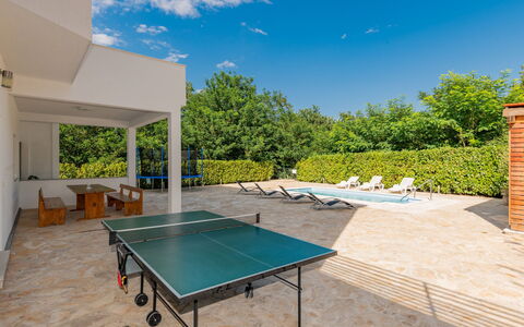 Villa Dalmatina: Cielo, Edificio, Azur, Sombra, Mesa, Nube, Árbol, Diseño De Interiores, Arquitectura, Equipo Deportivo