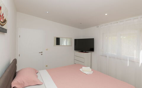 Villa Dalmatina: Cama, Mueble, Diseño De Interiores, Habitación, Suelo, Piso, Madera, Techo, Lecho, Sábana