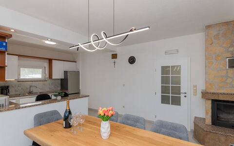 Villa Dalmatina: Diseño De Interiores, Lámpara, Techo, Madera, Piso, Mueble, Encendiendo, Mostrador, Cocina, Casa