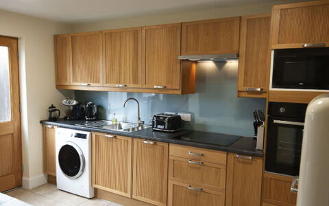 Oakdale House: Marrón, Gabinetes, Mostrador, Propiedad, Lavabo, Aparato De Cocina, Cuarto De Lavado, Estufa De Cocina, Cocina, Madera