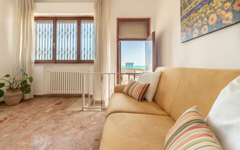 Casa Rivamare: Propiedad, Maceta, Planta, Comodidad, Ventana, Madera, Planta De Casa, Sofá, Marco, Diseño De Interiores