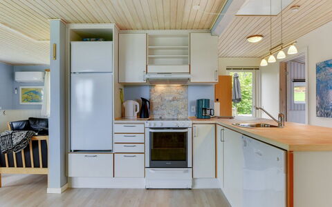 Venla - 150M from the Sea: Cocina, Diseño De Interiores, Mostrador, Aparato De Cocina, Piso, Madera, Electrodoméstico, Techo, Electrodoméstico, Mueble