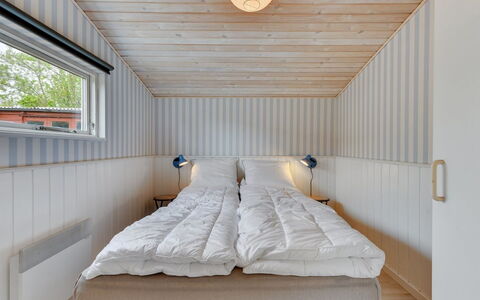 Venla - 150M from the Sea: Madera, Techo, Piso, Diseño De Interiores, Suelo, Habitación, Manchas De Madera, Madera Dura, Tablón, Cama