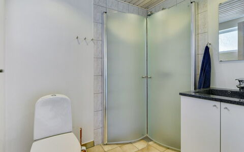 Venla - 150M from the Sea: Piso, Arreglo De Tubería, Suelo, Baño, Diseño De Interiores, Ducha, Plomería, Baño, Loseta, Techo