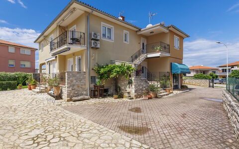 Umag 134: Cielo, Planta, Nube, Edificio, Ventana, Casa, Superficie De La Carretera, El Terreno Del Lote, Diseño Urbano, Barrio