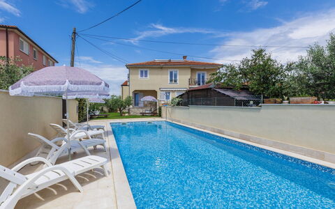 Umag 134: Nube, Cielo, Agua, Edificio, Propiedad, Planta, Piscina, Ventana, Azur, Casa