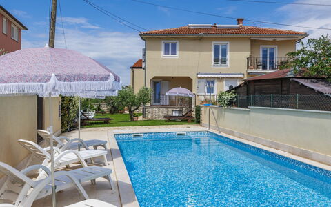 Umag 134: Agua, Cielo, Nube, Planta, Edificio, Propiedad, Azul, Piscina, Azur, Ventana