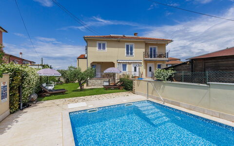 Umag 134: Nube, Cielo, Agua, Planta, Edificio, Propiedad, Ventana, Piscina, Azul, Azur