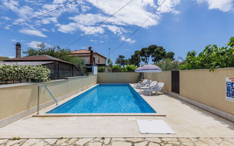 Umag 134: Nube, Planta, Cielo, Propiedad, Agua, Piscina, Azur, Árbol, Edificio, Sombra