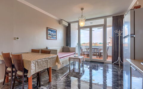 Umag 134: Mesa, Mueble, Propiedad, Agua, Sofá, Silla, Madera, Diseño De Interiores, Piscina, Arquitectura