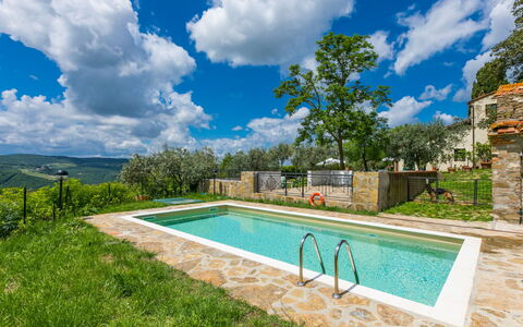 Greve in Chianti 620: Nube, Agua, Planta, Cielo, Piscina, Edificio, Árbol, El Terreno Del Lote, Paisaje Natural, Ocio