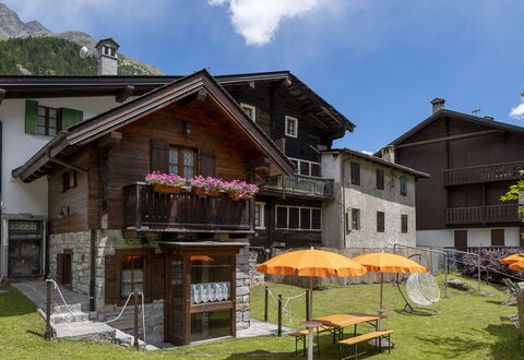 Incanto Walser Apartments Ronco: Cielo, Edificio, Planta, Nube, Propiedad, Ventana, Casa, Flor, El Terreno Del Lote, Cabaña