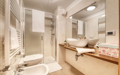Appartamento in Centro Paese Ronco 2: Arreglo De Tubería, Grifo, Lavabo, Propiedad, Lavabo Del Baño, Espejo, Baño, Baño, Diseño De Interiores, Arquitectura