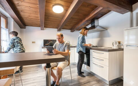 Appartamento Piazza Centrale: Mueble, Diseño De Interiores, Madera, Piso, Techo, Suelo, Mesa, Habitación, Mostrador, Cocina
