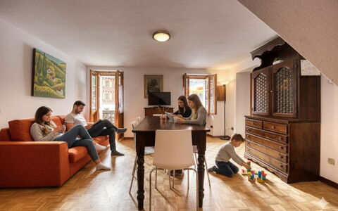 Appartamento Piazza Centrale: Mueble, Diseño De Interiores, Piso, Madera, Suelo, Sofá, Habitación, Mesa, Techo, Sala
