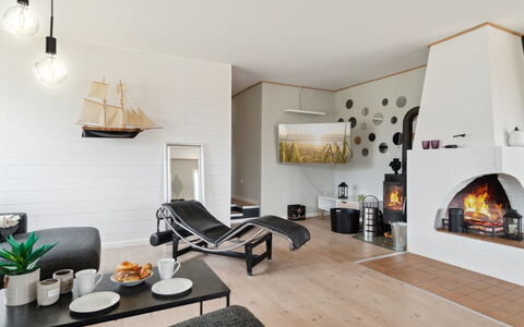 Fridgerd - 4.8Km from the Sea: Mueble, Diseño De Interiores, Piso, Suelo, Techo, Habitación, Silla, Mesa, Departamento, Cocina Y Comedor Mesa